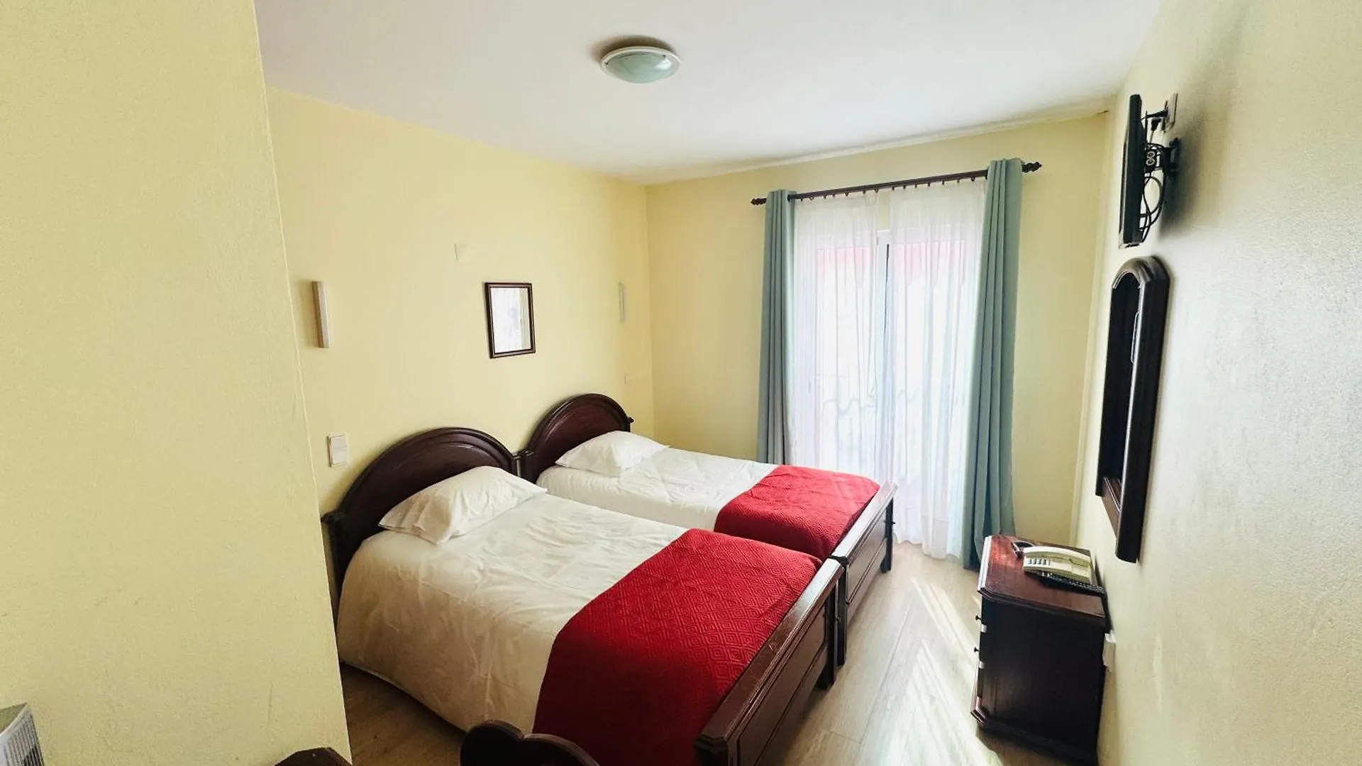 Residencial Santo Antonio Hotel Santa Cruz  Guest house Santa Cruz (Madeira)